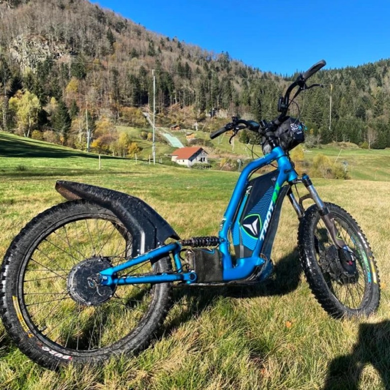 La-Tour-de-Salvagny - Transports doux. Une grosse trottinette