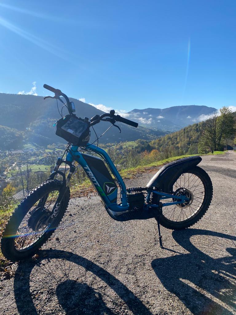 La-Tour-de-Salvagny - Transports doux. Une grosse trottinette